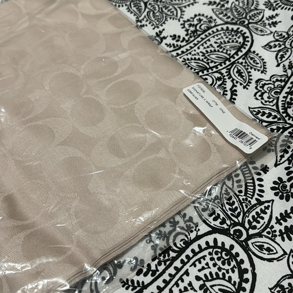 Coach Women’s Signature Wrap - Picture 2 of 2